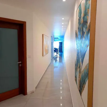 Apartment Luxurious 3 Bedroom Maisonette With Private Pool *