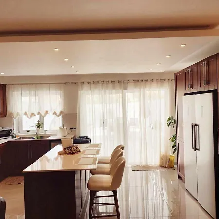 Apartment Luxurious 3 Bedroom Maisonette With Private Pool *