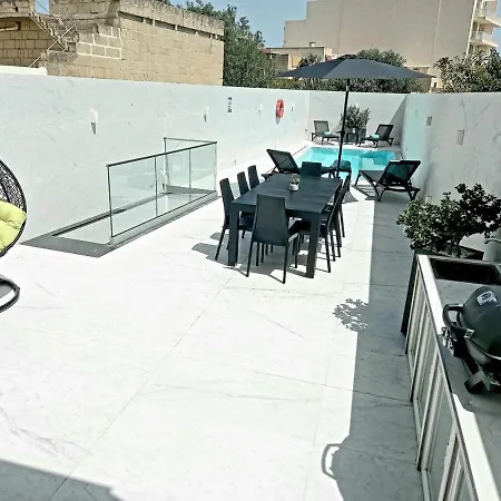 Apartment Luxurious 3 Bedroom Maisonette With Private Pool