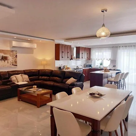 Apartment Luxurious 3 Bedroom Maisonette With Private Pool